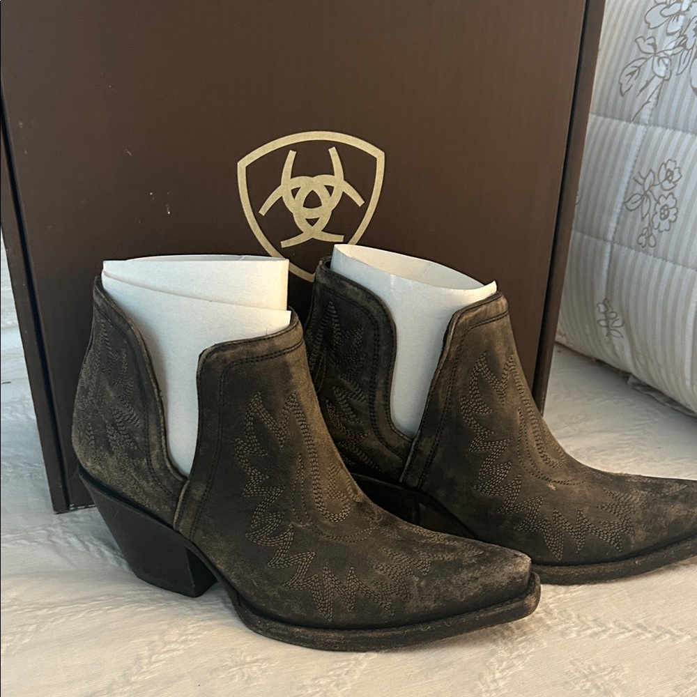 Ariat Dixon Distressed Brown Ankle Boots